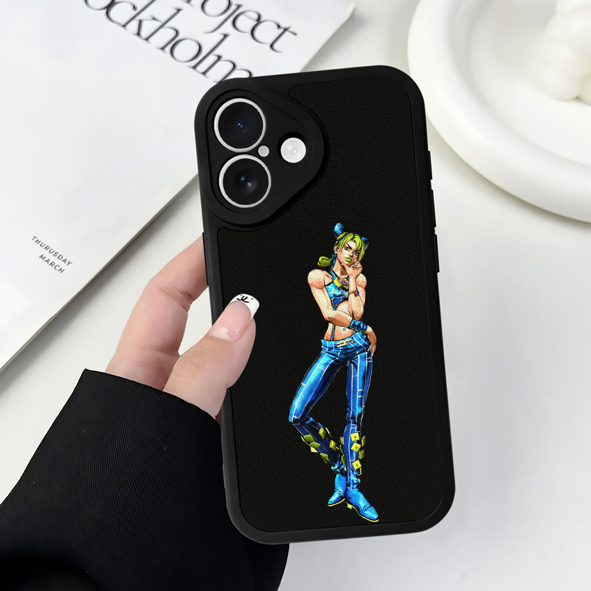 （画像用） "ジョジョの奇妙な冒険 くうじょう ジョリーン JoJo's Bizarre Adventure Jolyne Cujoh " 【iPhone 16シリーズ対応】シリコンスマホケース（レザー調） 材質：シリコン